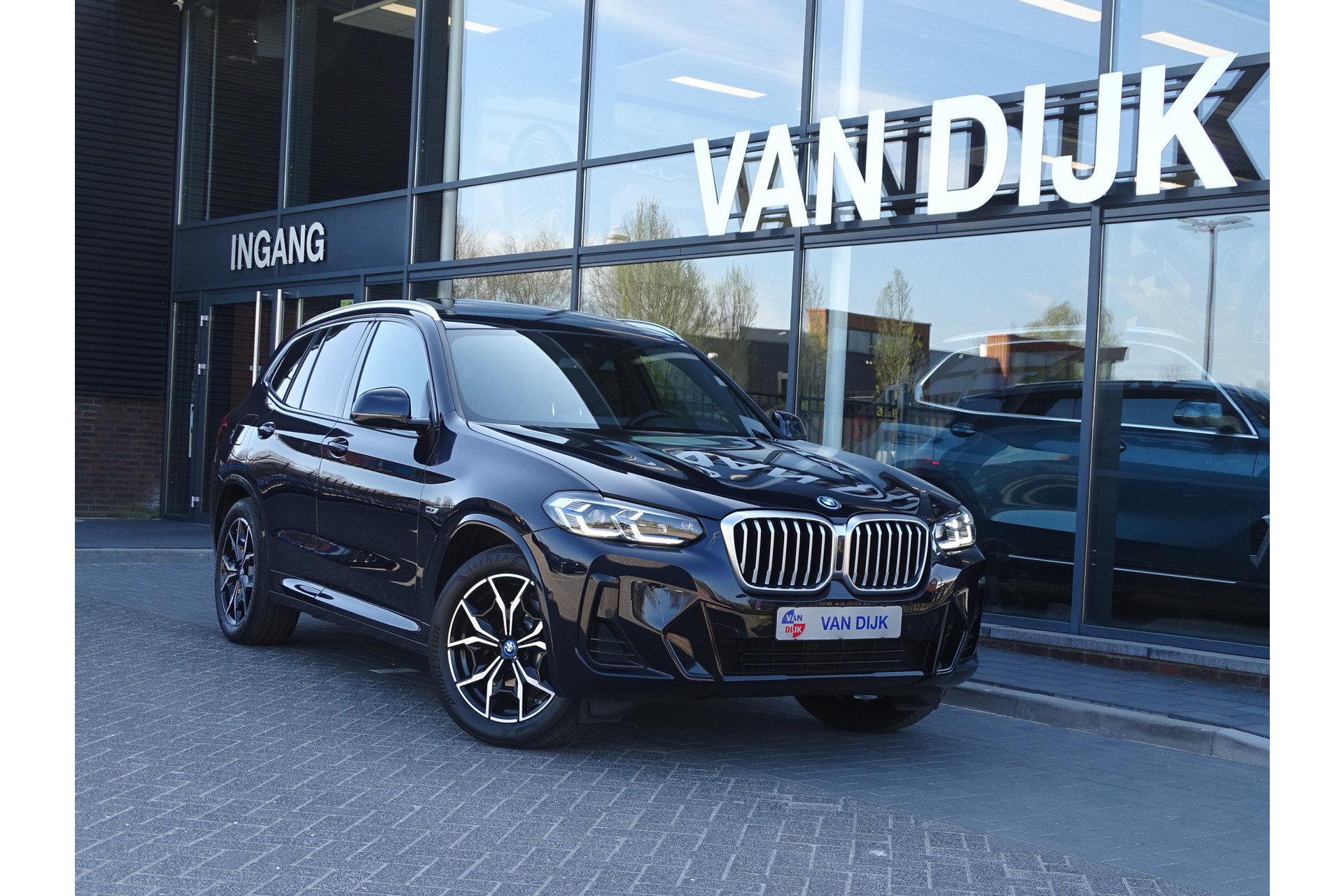BMW X3 xDrive30e High Exe M-Sportpakket Elek-trekhaak Pano-Dak Laserlicht Cockpit Plus Head-up HiFi Driv.Ass. Comforttoegang 19"LM Velg