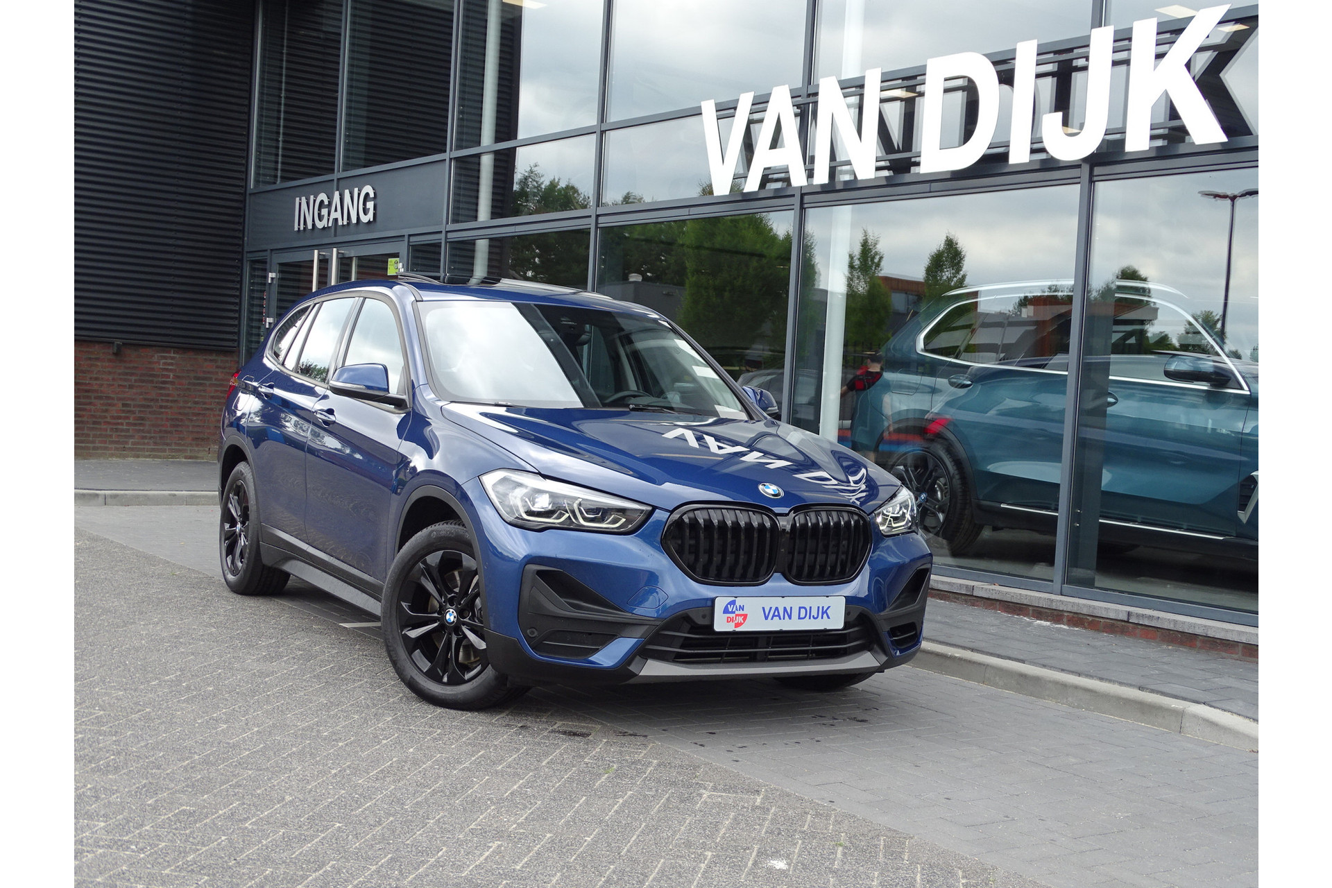 BMW X1 xDrive25e Exe. Pano.Dak Elek.Stoelen Afn.Trekhaak Camera Led Driving Ass Sportstoel 17" LM velgen