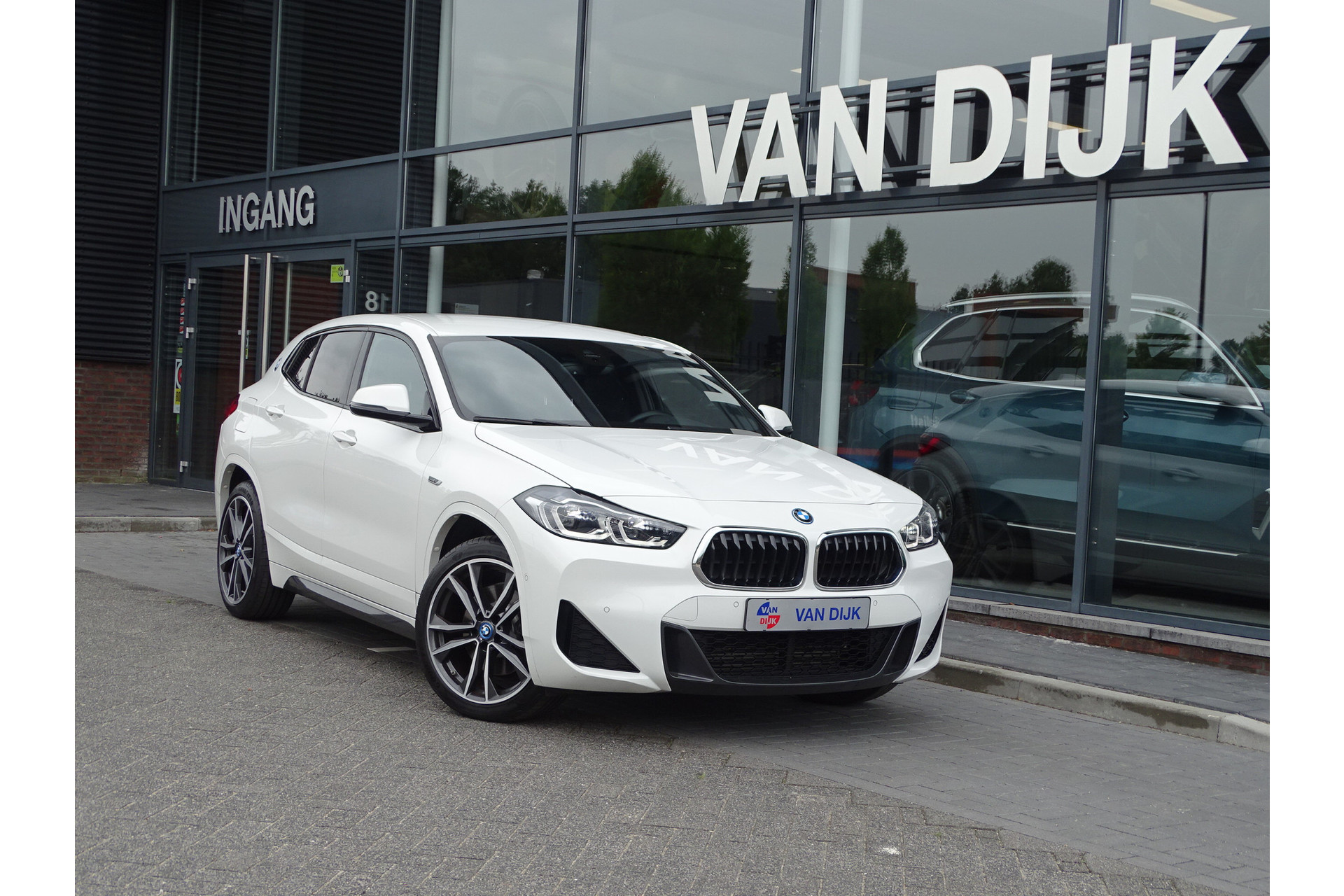 BMW X2 xDrive25e Exe. M-Sportpakket Sportstoelen Ada. LED Navigatie Extra-Getintglas Park-Ass. 19''LM Velgen